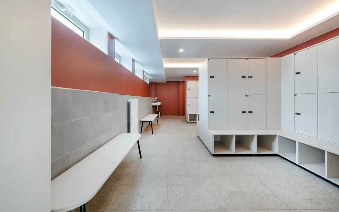 Moderne & nachhaltige Möbel, Schließfächer für Tennisclub-Umkeidekabine