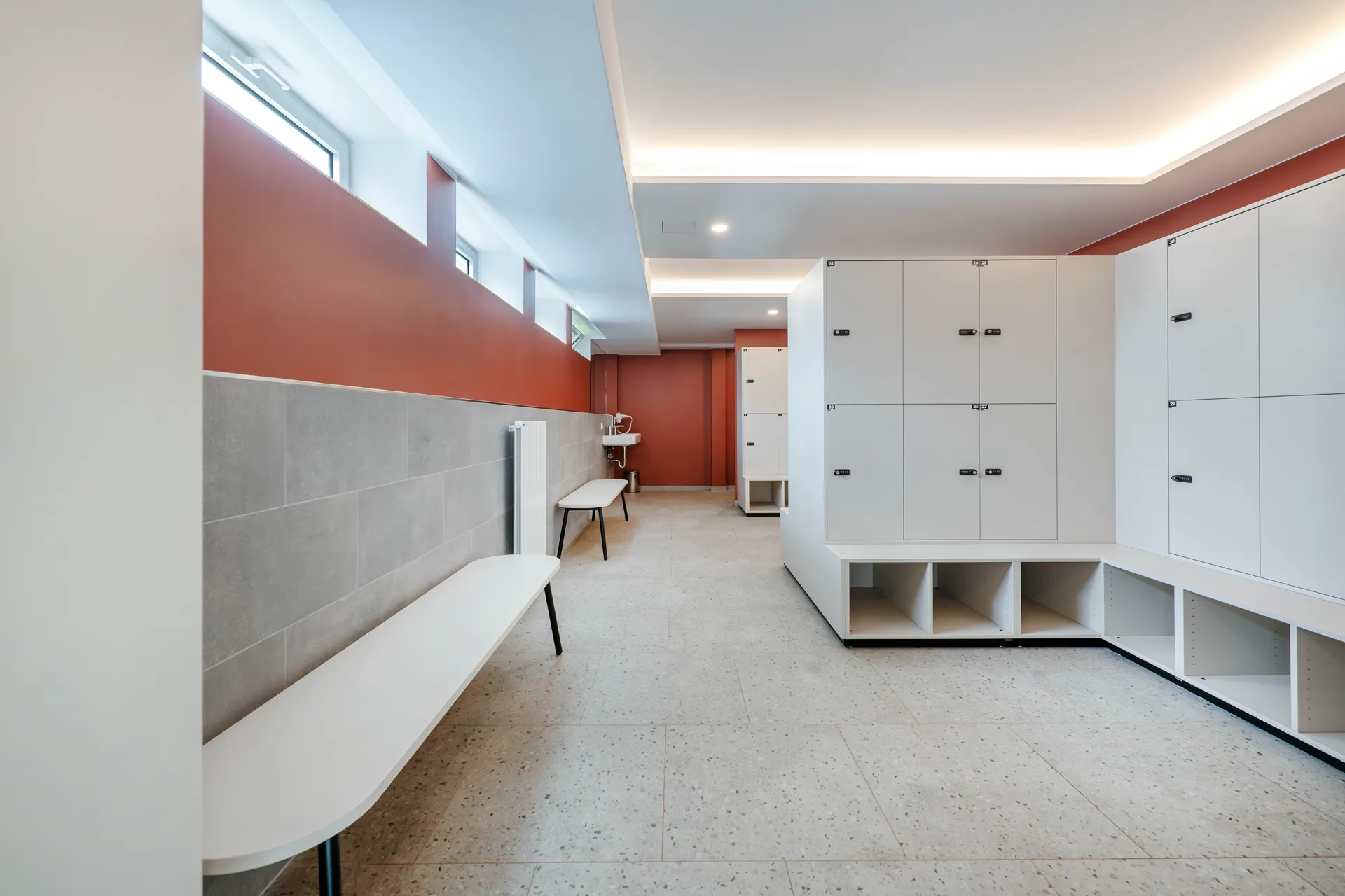 Moderne & nachhaltige Möbel, Schließfächer für Tennisclub-Umkeidekabine